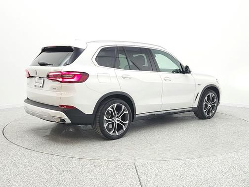 Mineral White Metallic 2023 BMW X5 PHEV xDrive45e