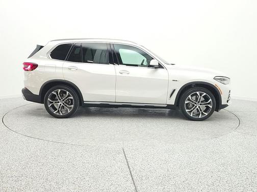 Mineral White Metallic 2023 BMW X5 PHEV xDrive45e