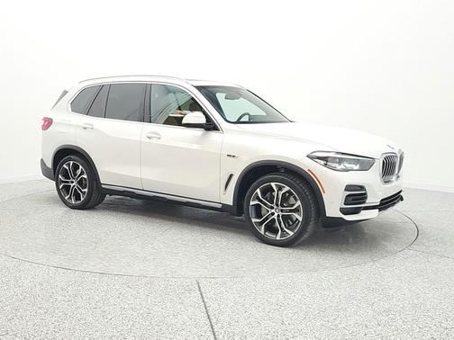 Mineral White Metallic 2023 BMW X5 PHEV xDrive45e