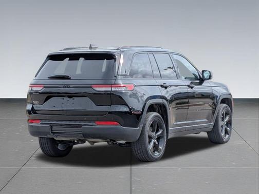 Diamond Black Crystal Pearlcoat 2023 Jeep Grand Cherokee Altitude
