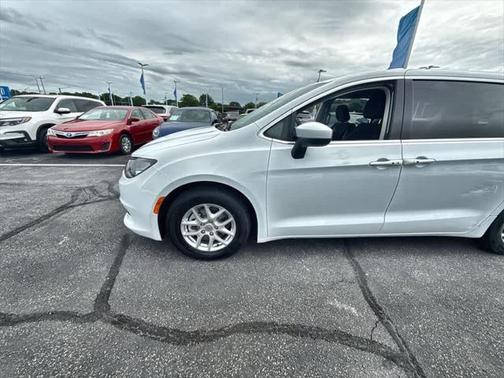 2023 Chrysler Voyager LX