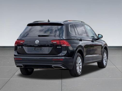 Deep Black Pearl 2019 Volkswagen Tiguan 2.0T SE 4MOTION