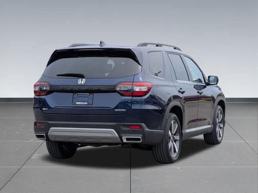 Obsidian Blue Pearl 2023 Honda Pilot Touring 8-Passenger