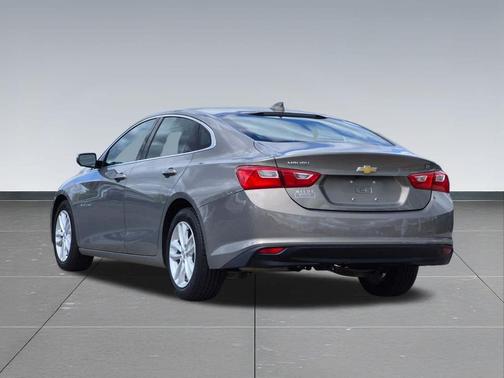 Pepperdust Metallic 2018 Chevrolet Malibu LT