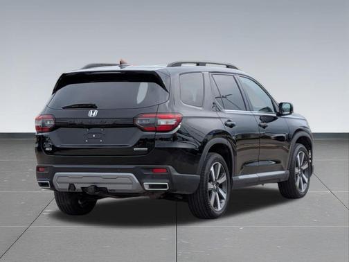 Crystal Black Pearl 2023 Honda Pilot Touring 8-Passenger