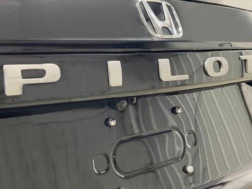 Crystal Black Pearl 2026 Honda Pilot Touring 8-Passenger