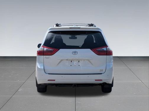 Blizzard Pearl 2020 Toyota Sienna XLE
