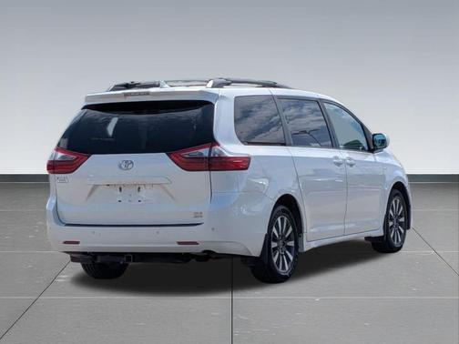 Blizzard Pearl 2020 Toyota Sienna XLE
