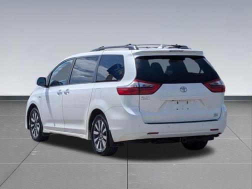 Blizzard Pearl 2020 Toyota Sienna XLE