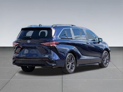 2022 Toyota Sienna XSE 7 Passenger