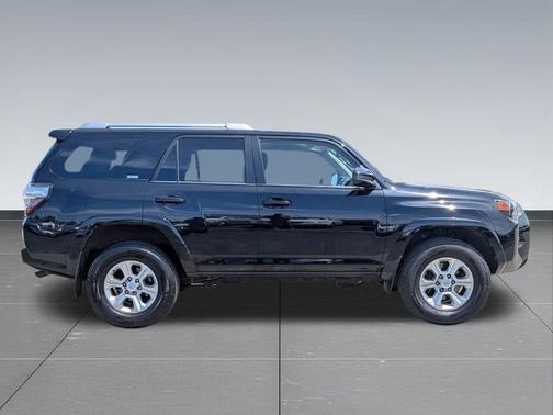 Midnight Black Metallic 2016 Toyota 4Runner SR5