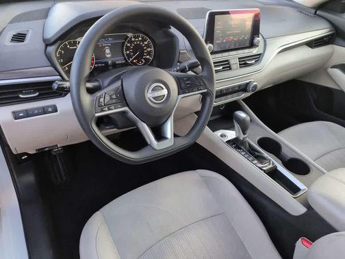 Pearl White Tricoat 2025 Nissan Altima SV FWD