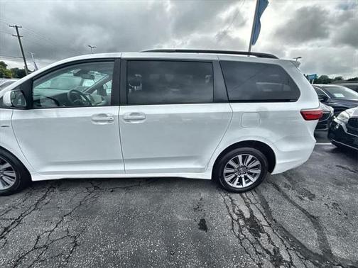 2020 Toyota Sienna LE