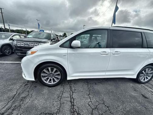 2020 Toyota Sienna LE