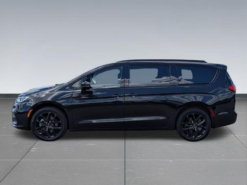 Brilliant Black Crystal Pearlcoat 2023 Chrysler Pacifica Limited