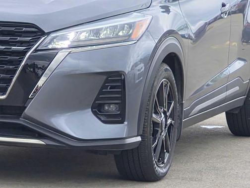 Gun Metallic 2024 Nissan Kicks SR