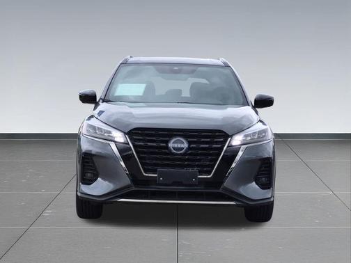 Gun Metallic 2024 Nissan Kicks SR