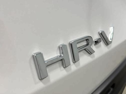 Platinum White Pearl 2025 Honda HR-V LX