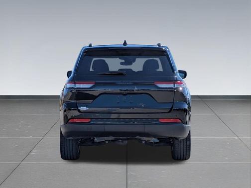 Diamond Black Crystal Pearlcoat 2023 Jeep Grand Cherokee Altitude