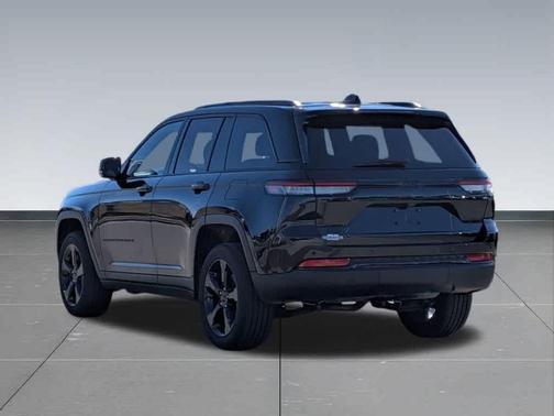 Diamond Black Crystal Pearlcoat 2023 Jeep Grand Cherokee Altitude