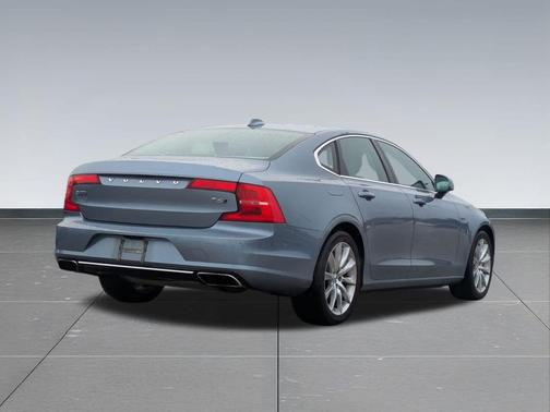 2017 Volvo S90 T6 Momentum