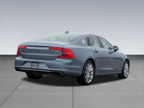 2017 Volvo S90 T6 Momentum