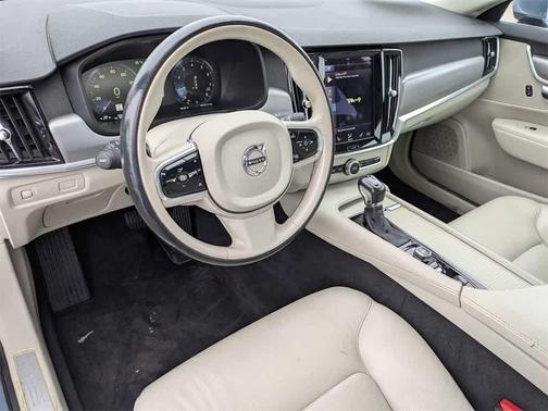 2017 Volvo S90 T6 Momentum