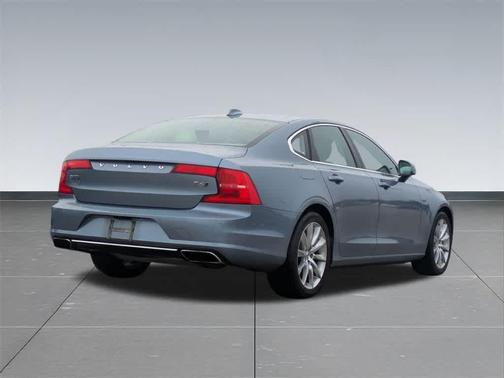 2017 Volvo S90 T6 Momentum