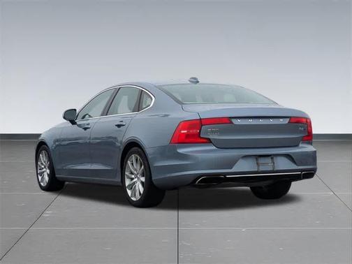 2017 Volvo S90 T6 Momentum