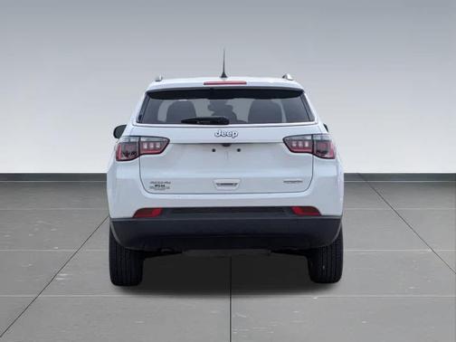 Bright White Clearcoat 2025 Jeep Compass Latitude