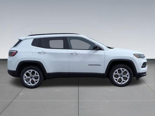Bright White Clearcoat 2025 Jeep Compass Latitude