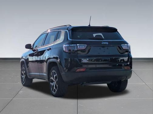 Diamond Black Crystal Pearlcoat 2025 Jeep Compass Limited