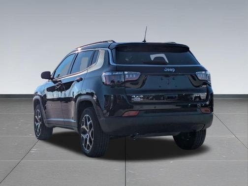 Diamond Black Crystal Pearlcoat 2025 Jeep Compass Limited
