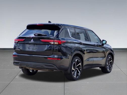 Labrador Black Pearl 2022 Mitsubishi Outlander ES 2.5 S-AWC