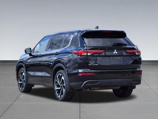 Labrador Black Pearl 2022 Mitsubishi Outlander ES 2.5 S-AWC