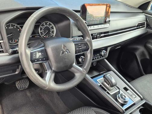Labrador Black Pearl 2022 Mitsubishi Outlander ES 2.5 S-AWC