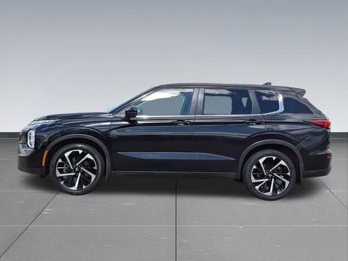 Labrador Black Pearl 2022 Mitsubishi Outlander ES 2.5 S-AWC