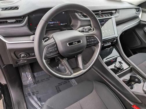 Diamond Black Crystal Pearlcoat 2023 Jeep Grand Cherokee Laredo