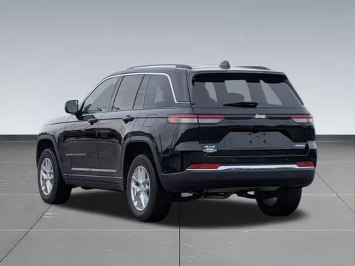 Diamond Black Crystal Pearlcoat 2023 Jeep Grand Cherokee Laredo