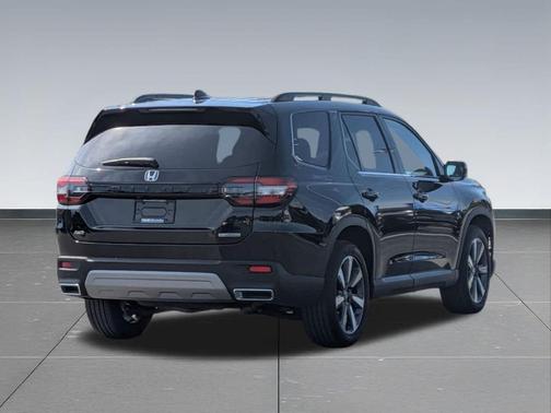 Crystal Black Pearl 2025 Honda Pilot Touring 8-Passenger