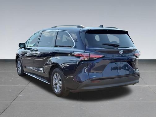 2022 Toyota Sienna XLE 7 Passenger
