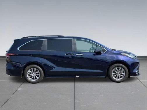 2022 Toyota Sienna XLE 7 Passenger