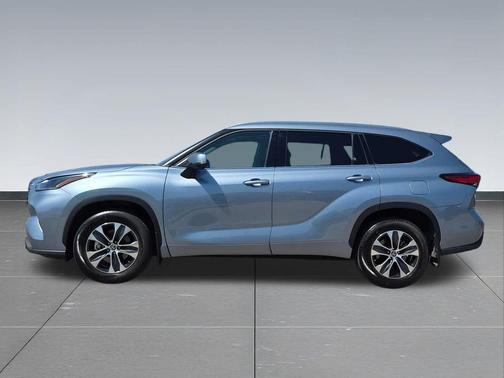 Moon Dust 2021 Toyota Highlander XLE