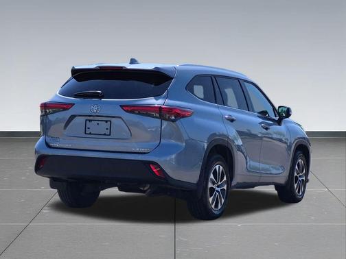 Moon Dust 2021 Toyota Highlander XLE