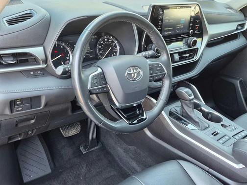 Moon Dust 2021 Toyota Highlander XLE