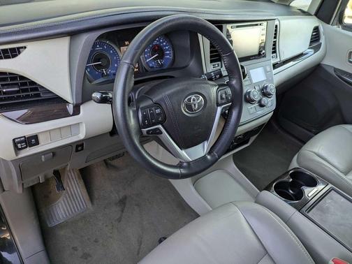 2018 Toyota Sienna XLE