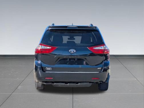 2018 Toyota Sienna XLE