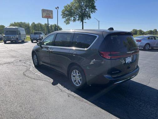 Granite Crystal Metallic Clearcoat 2023 Chrysler Pacifica Touring L