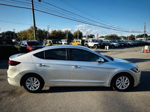 2018 Hyundai ELANTRA SE
