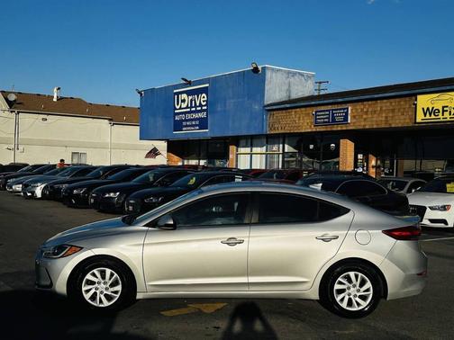 2018 Hyundai ELANTRA SE
